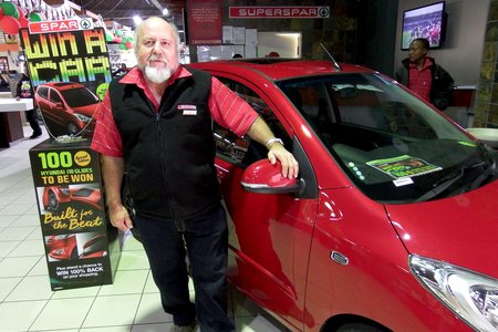 Jan Fourie van Gansbaai Superspar staan hier by hulle “Wenmotor” wat ter plaatse vertoon is